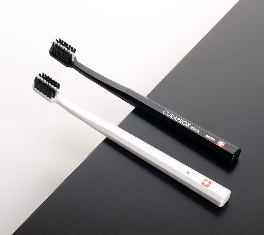 Набор ультрамягких зубных щеток Curaprox Black is White 8760 черная\белая, (2шт.)